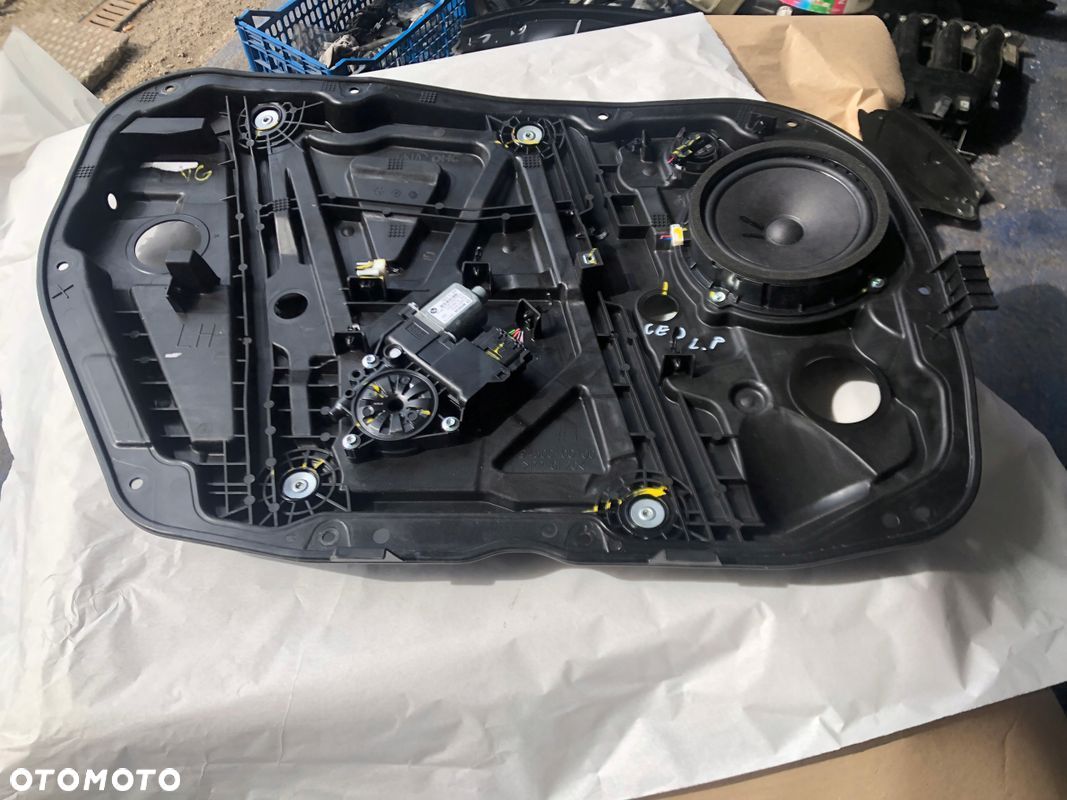 KIA CEED III KOMBI 18- PODNOŚNIK SZYBY L I P PRZÓD - 1
