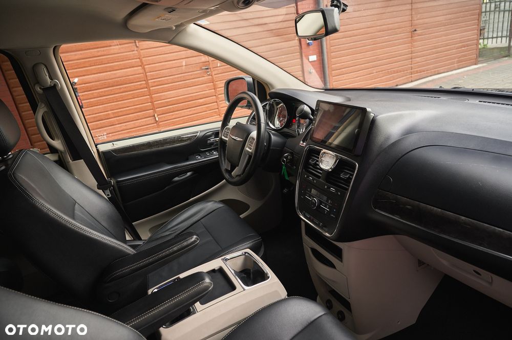 Chrysler Town & Country - 31