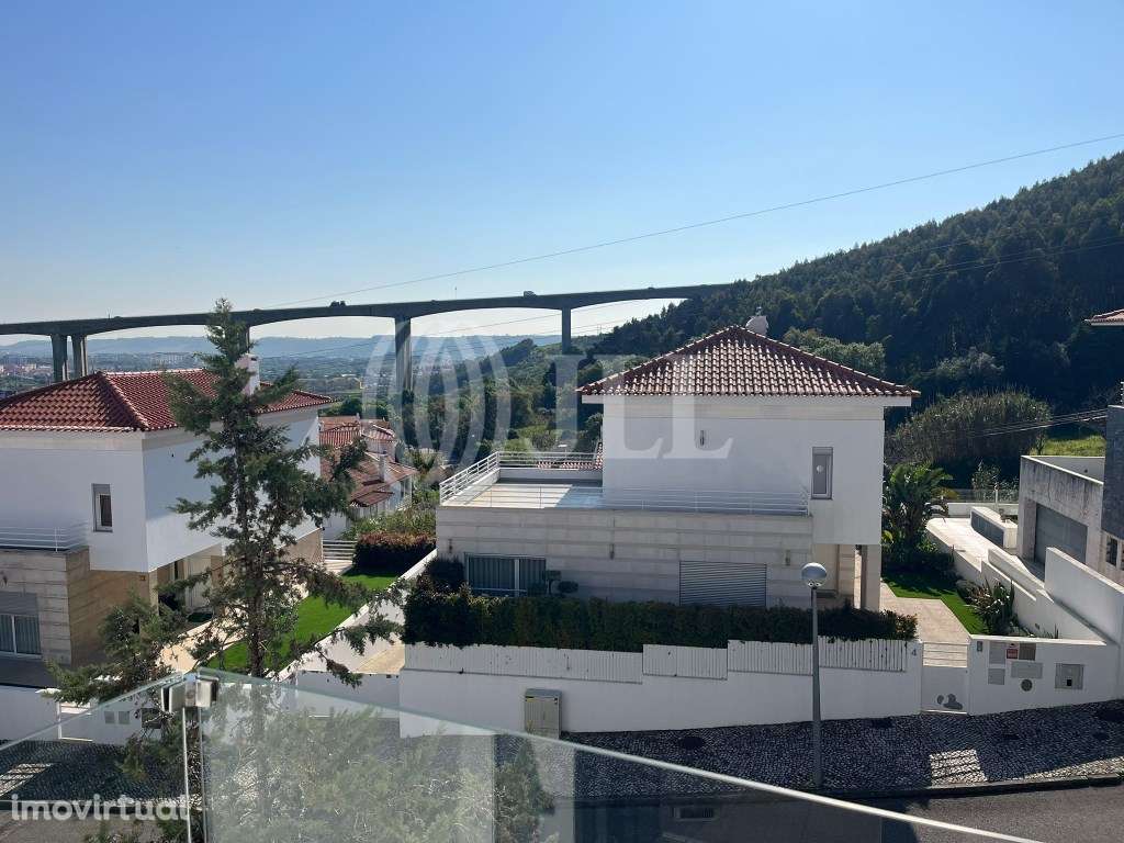 Apartamento T2 com varanda e estacionamento em Loures - Grande imagem: 2/11