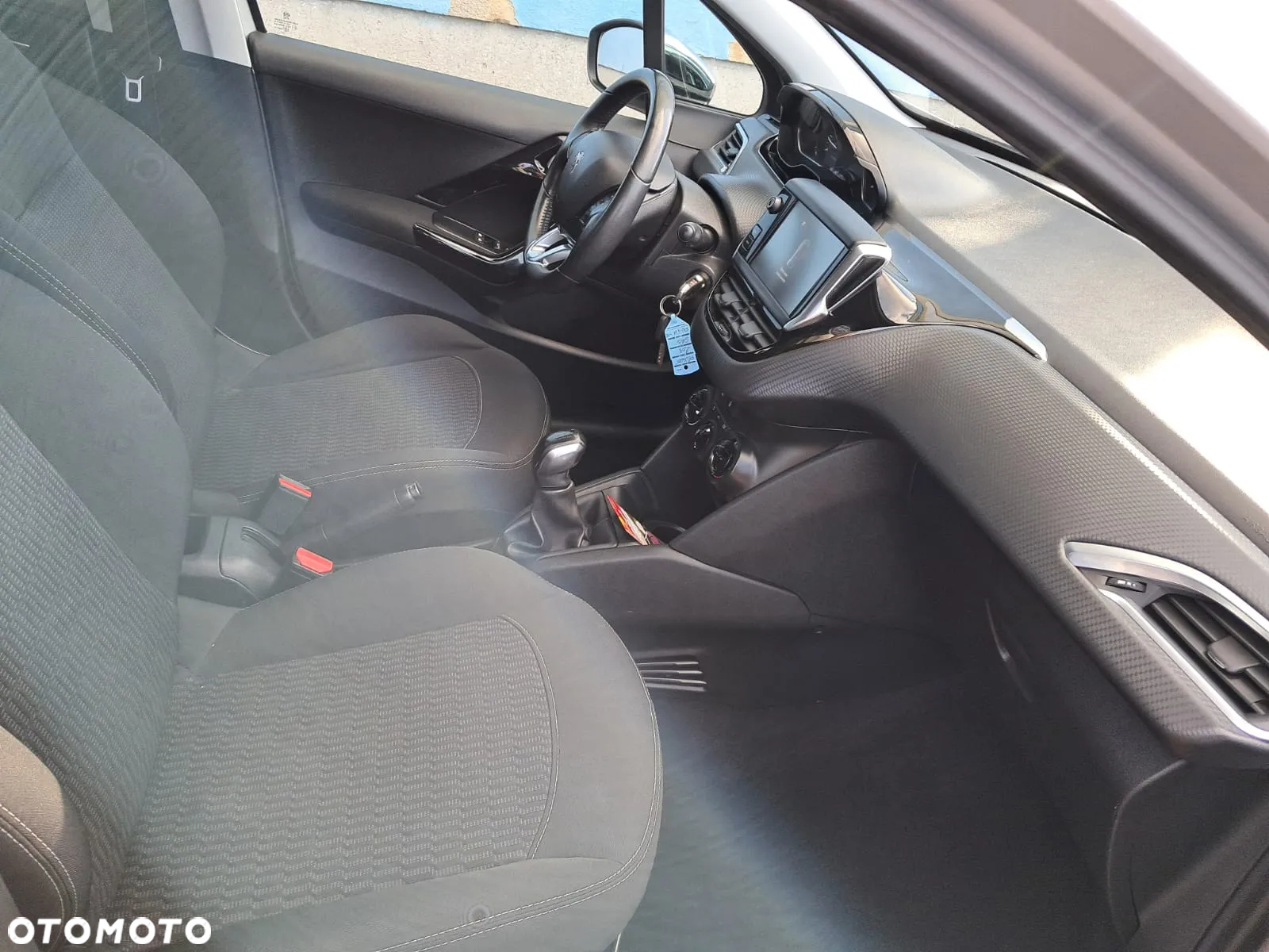 Peugeot 208 - 14