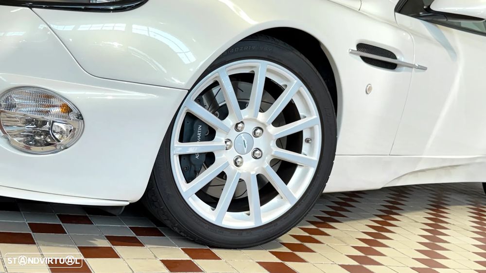 Aston Martin Vanquish S - 11