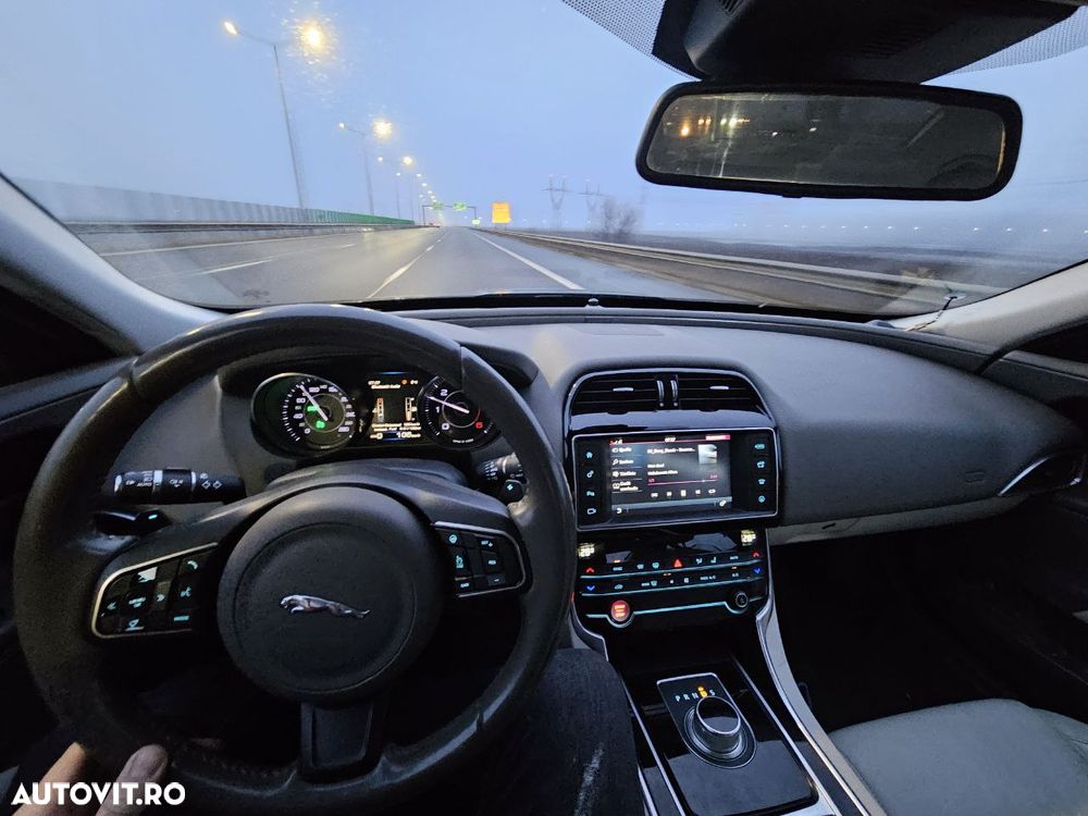 Jaguar XE 2.0 Prestige - 8