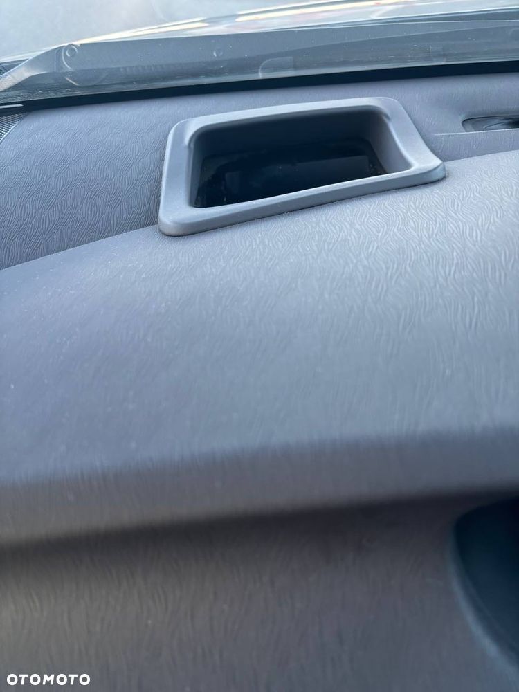 Toyota Prius (Hybrid) - 16