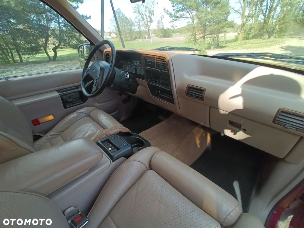 Ford Explorer Standard - 22