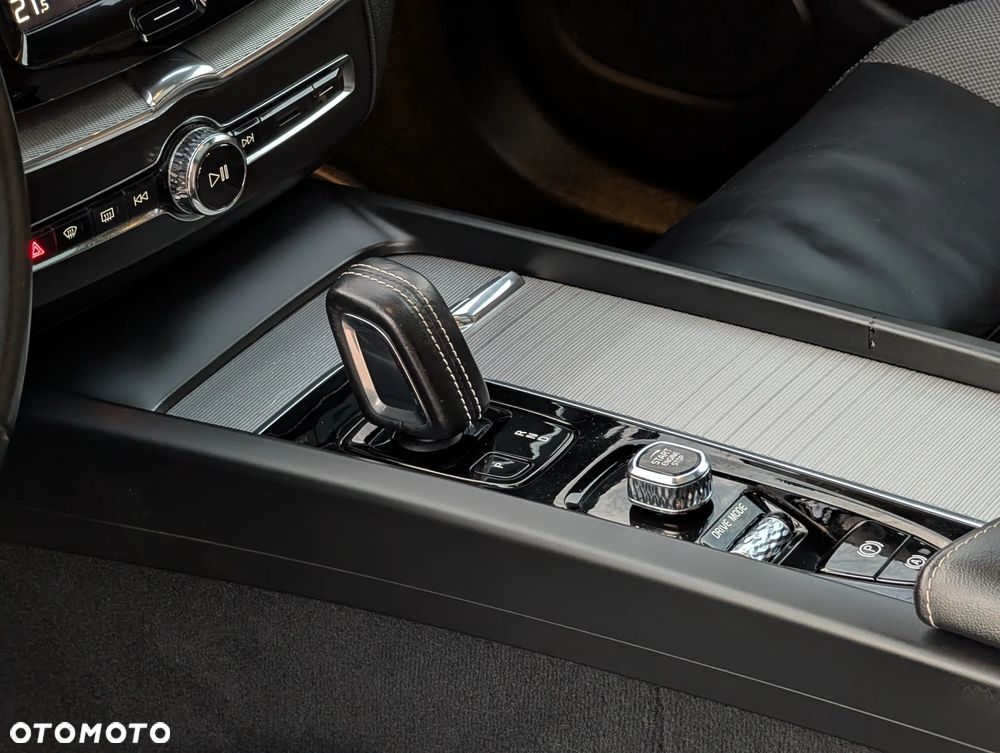 Volvo XC 60 D5 AWD R-Design - 30