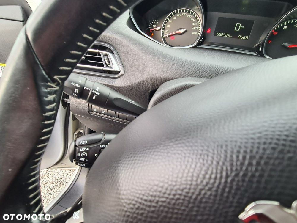 Peugeot 308 1.2 PureTech Allure S&S - 22