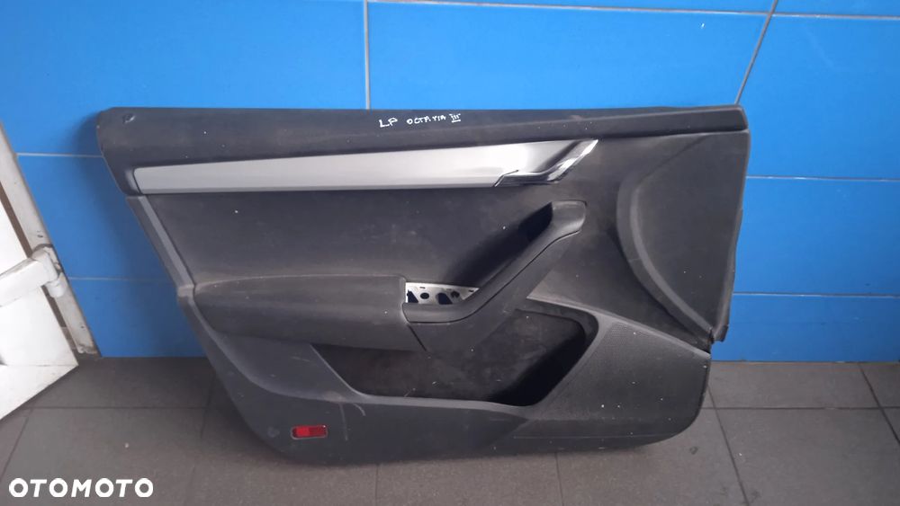Boczek drzwi lewy przód Skoda Octavia III - 1