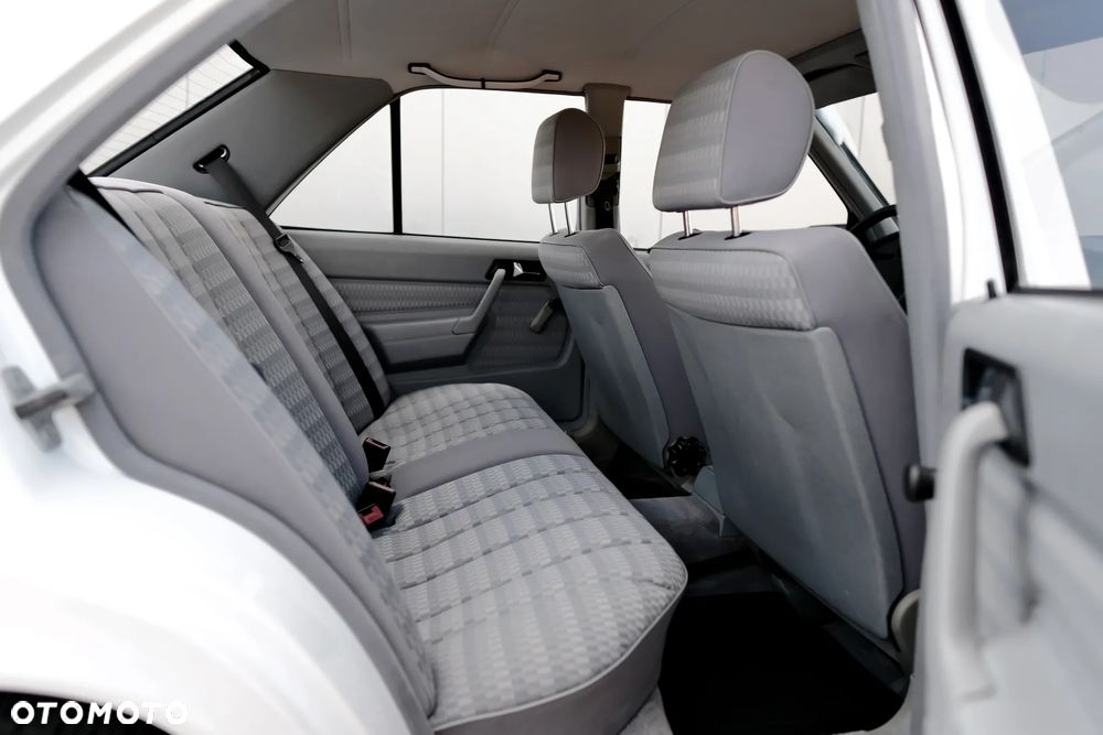 Mercedes-Benz W201 (190) - 22