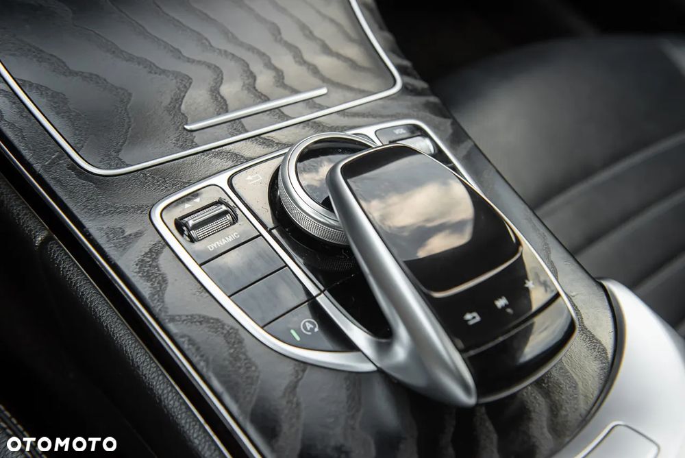 Mercedes-Benz Klasa C 200 4Matic 9G-TRONIC AMG Line - 28