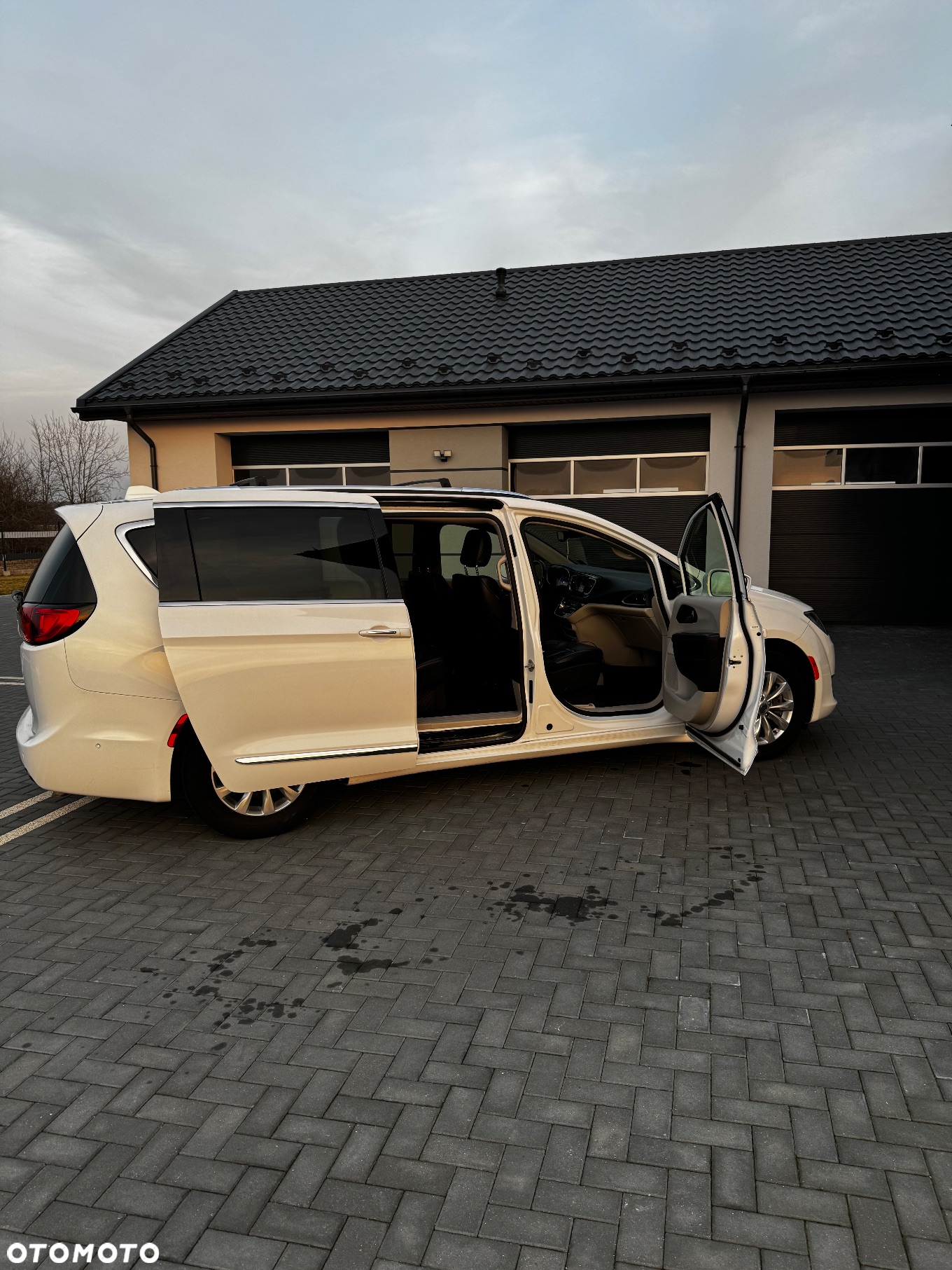 Chrysler Pacifica - 16