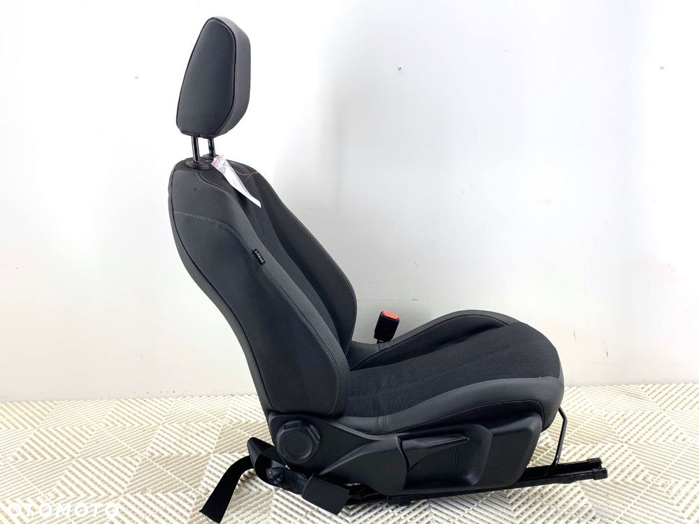 FOTEL PRAWY PRZÓD  OPEL CORSA F 2019 - 2022 1.2 (68) 74 kW [101 KM] benzyna 2019 - 2022 - 7
