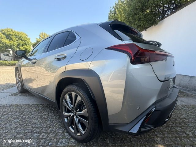 Lexus UX 250h - 18