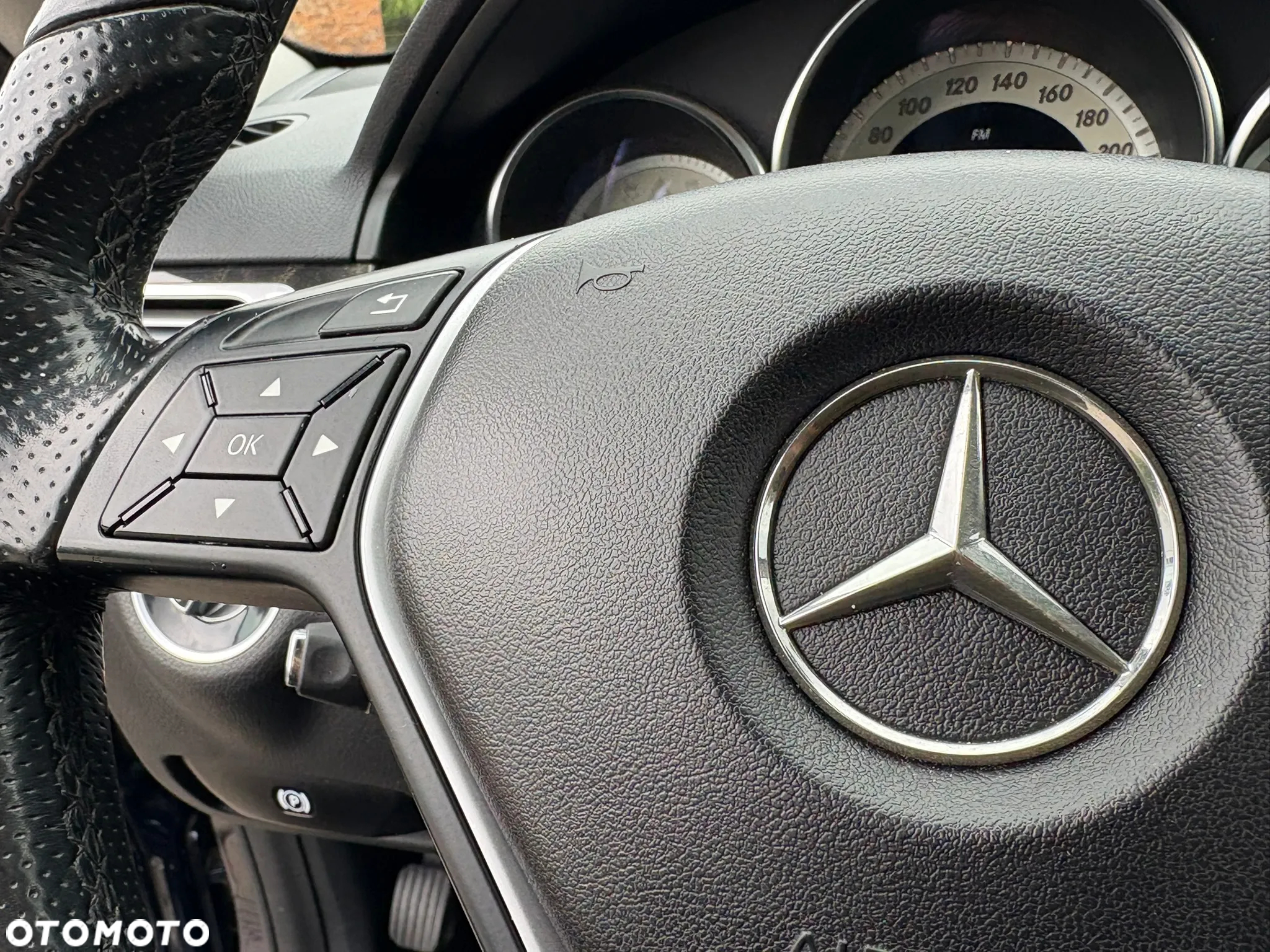 Mercedes-Benz Klasa E 300 T BlueTEC 9G-TRONIC - 29