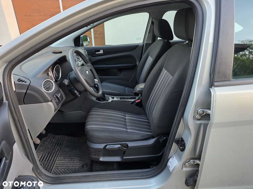 Ford Focus 1.6 16V Style - 8