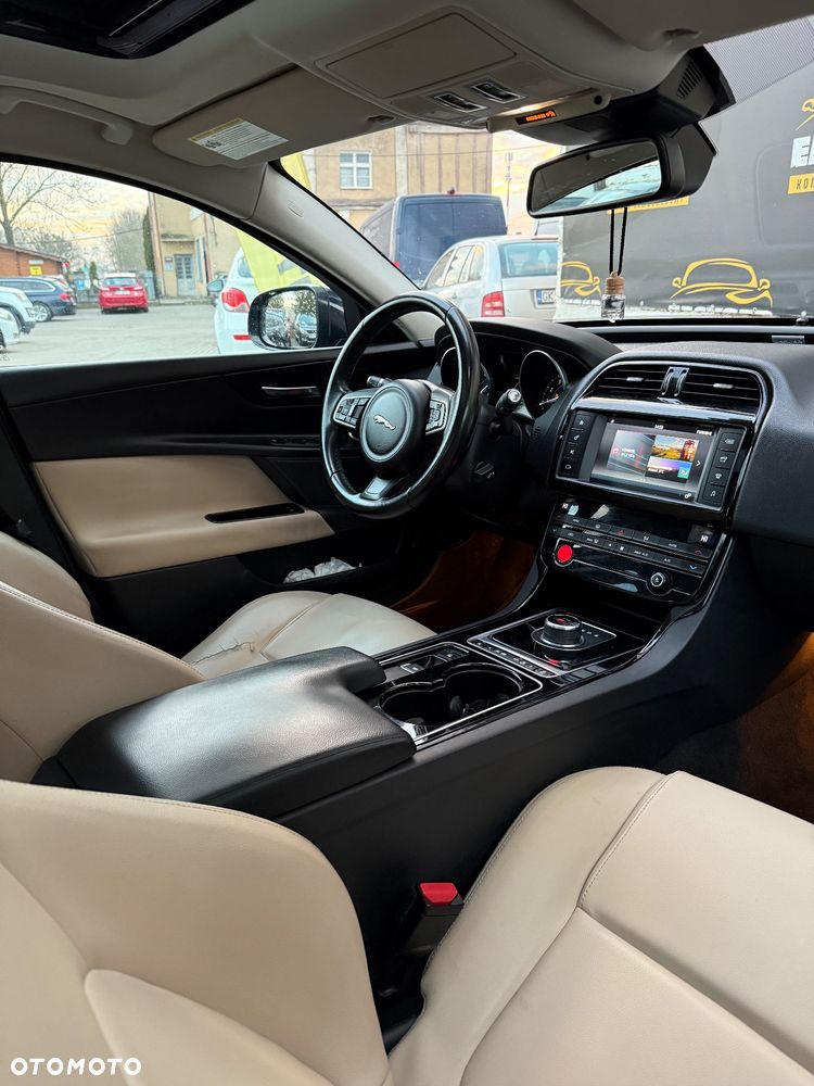 Jaguar XE 2.0 T R-Sport - 26