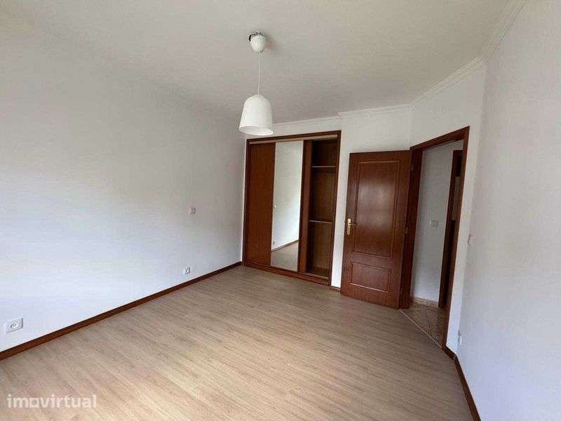 Arrenda-se T2 com Garagem - Grande imagem: 5/12