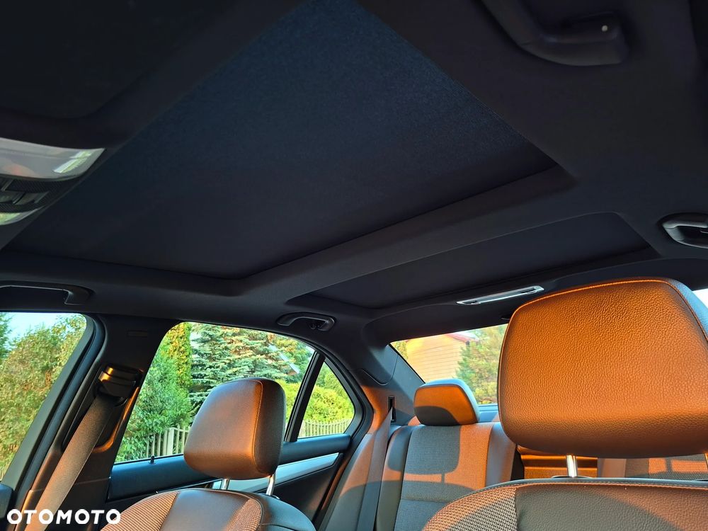 Mercedes-Benz Klasa C 200 CGI BlueEff Avantgarde - 35