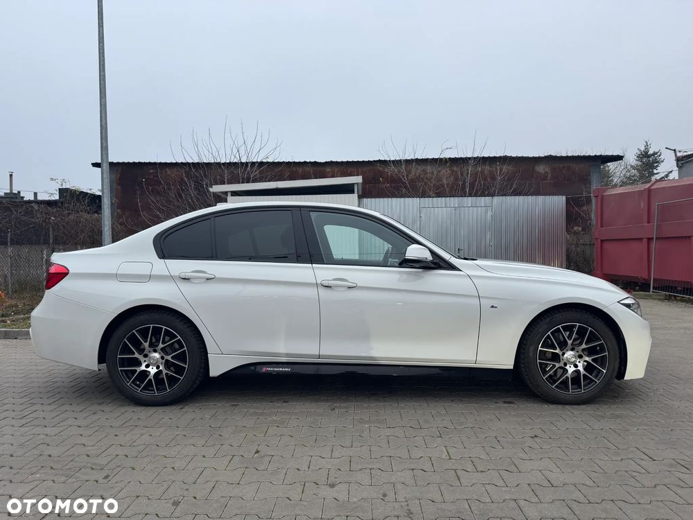 BMW Seria 3 330i xDrive M Sport - 2