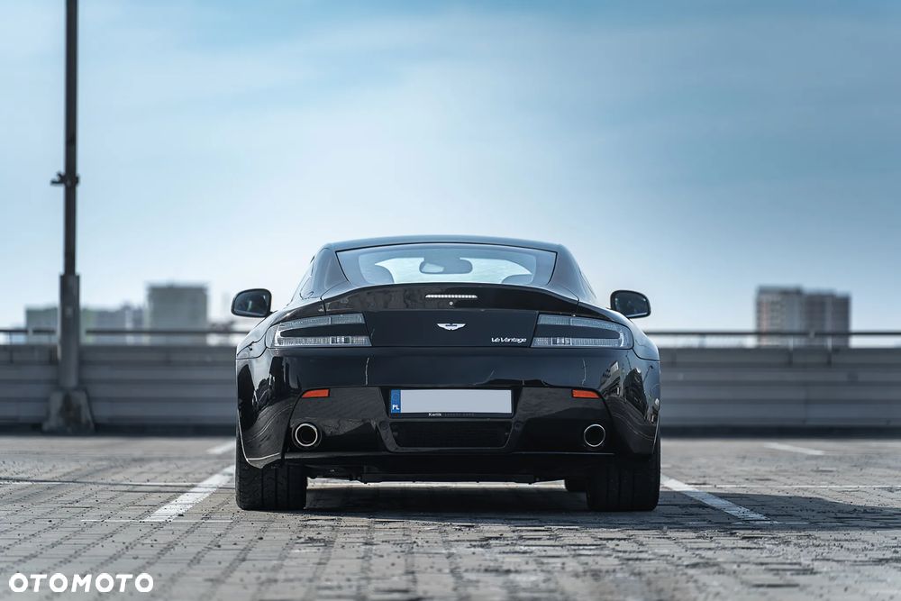 Aston Martin V12 Vantage Carbon Black - 16