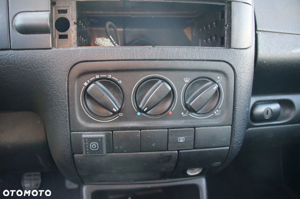 Auto na części - Volkswagen Golf III 1.4 8V 60 KM AEX DGL LB9A 1996R Silnik Skrzynia Drzwi Szyba Lusterko Błotnik Klapa Zderzak Deska Kokpit Sterownik Moduł Czujnik Licznik Kierownica - 11