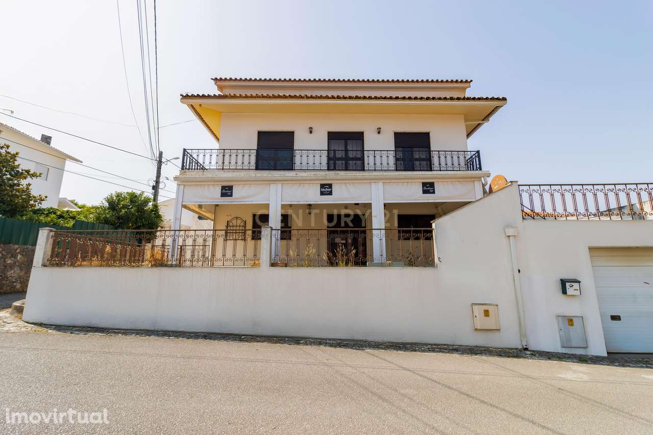 MORADIA EXCLUSIVA EM ALCOBAÇA – CONFORTO, ESPAÇO E POTENCIAL DE INVEST - Grande imagem: 2/51