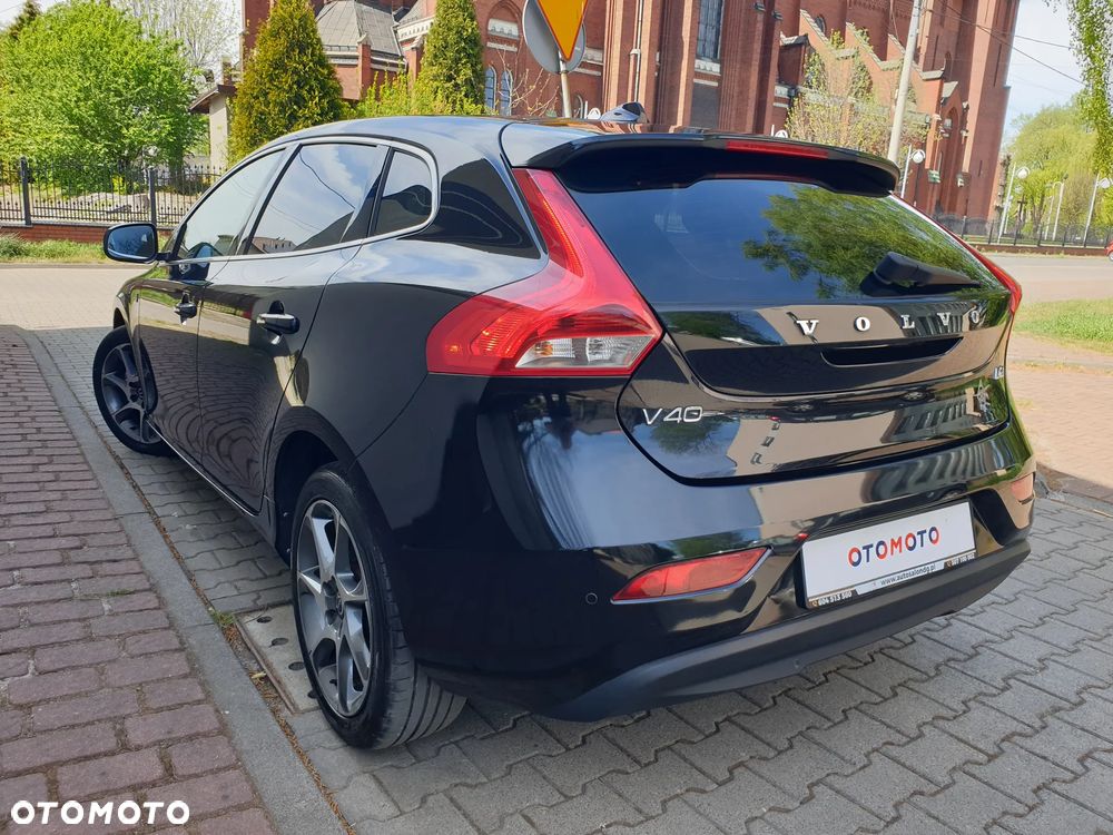 Volvo V40 D2 R Design - 16