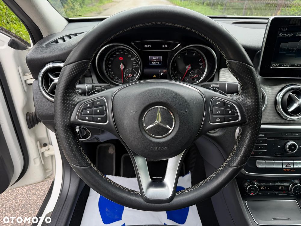 Mercedes-Benz GLA 200 7G-DCT Urban - 23