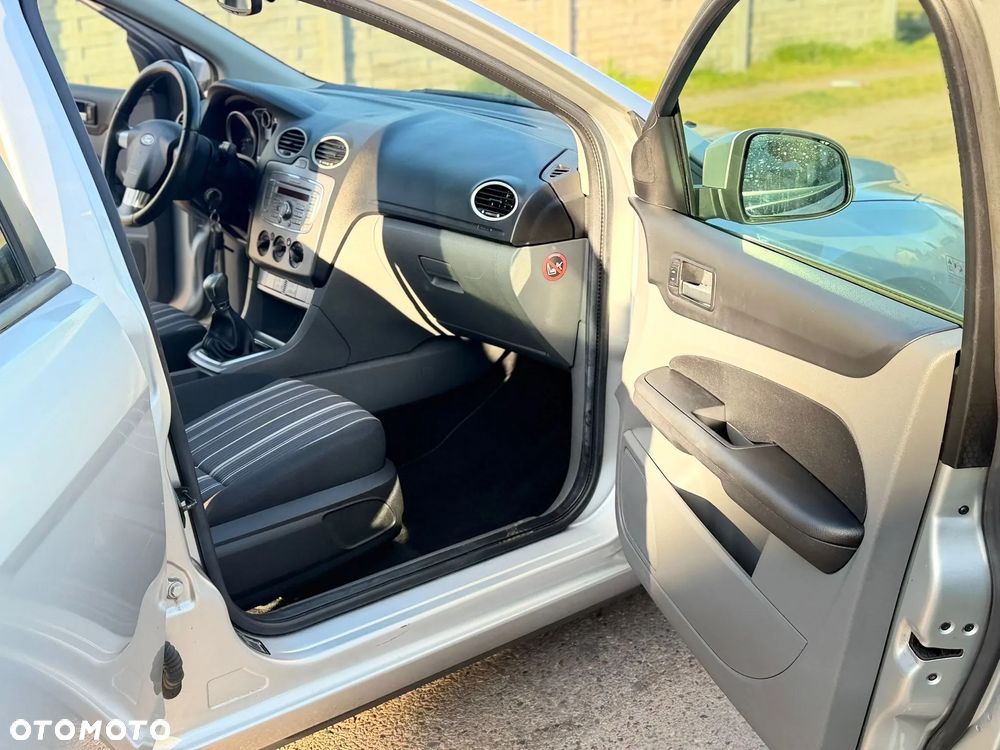 Ford Focus 1.6 16V Style - 32