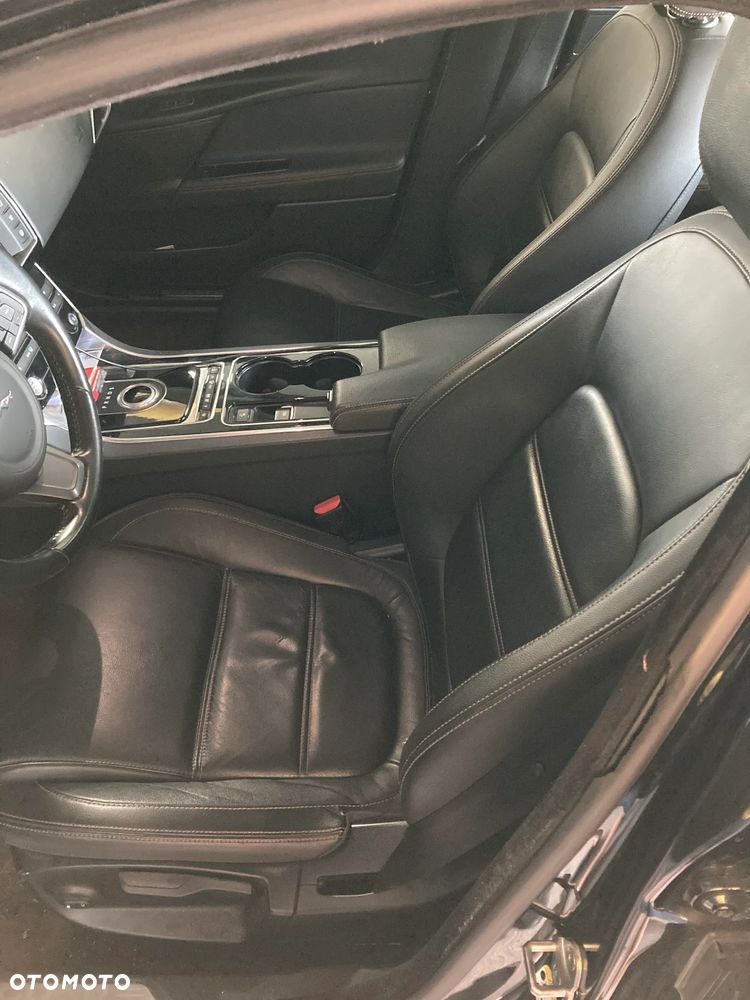 Jaguar XE 2.0 D Prestige - 4