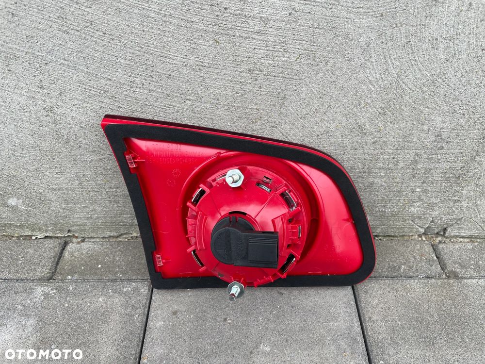 LAMPA TYLNA PRAWA W KLAPĘ VW PASSAT B6 KOMBI  2005-2011 - NOWA AL - 2