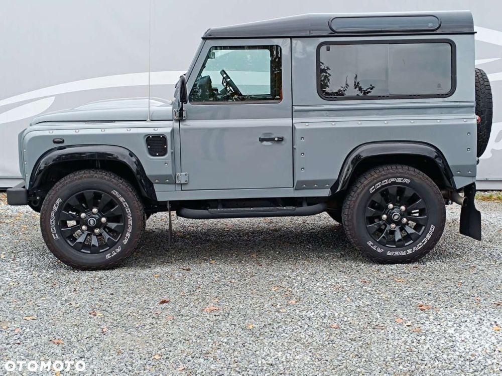 Land Rover Defender - 25