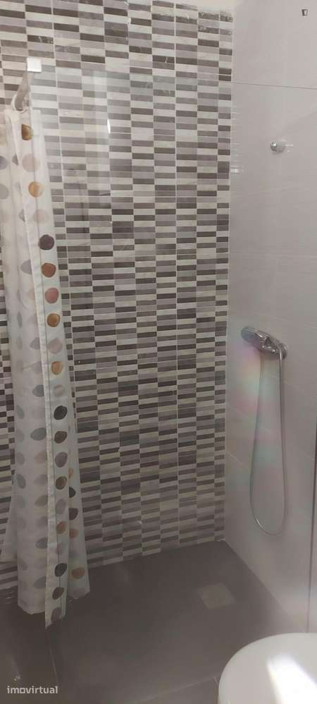 Quarto - localizado em Matosinhos - Grande imagem: 4/5