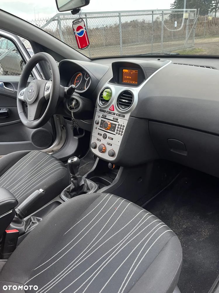 Opel Corsa 1.2 16V Essentia - 10