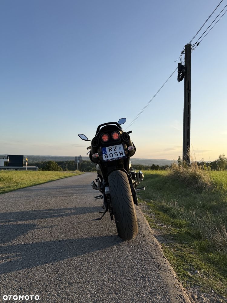 Suzuki GSR - 6