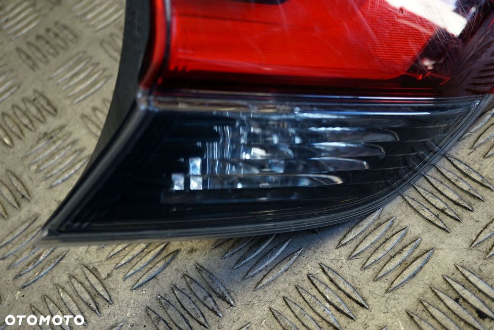 LAMPA TYLNA LEWA KLAPY BAGAŻNIKA X-TRAIL T32 III LIFT 265556FP5A NISSAN 2017-2021 - 2