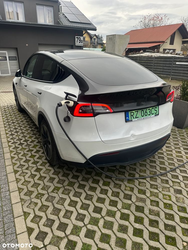 Tesla Model Y Long Range AWD - 3