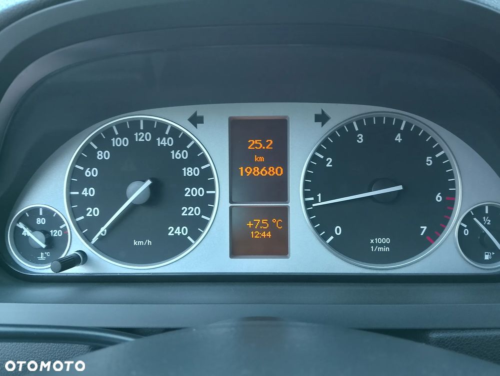 Mercedes-Benz Klasa B 180 BlueEFFICIENCY SPORT EDITION - 27