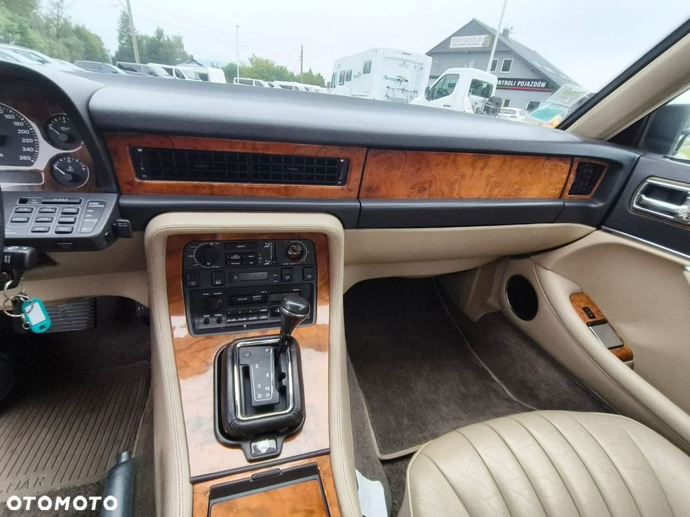 Jaguar XJ - 12