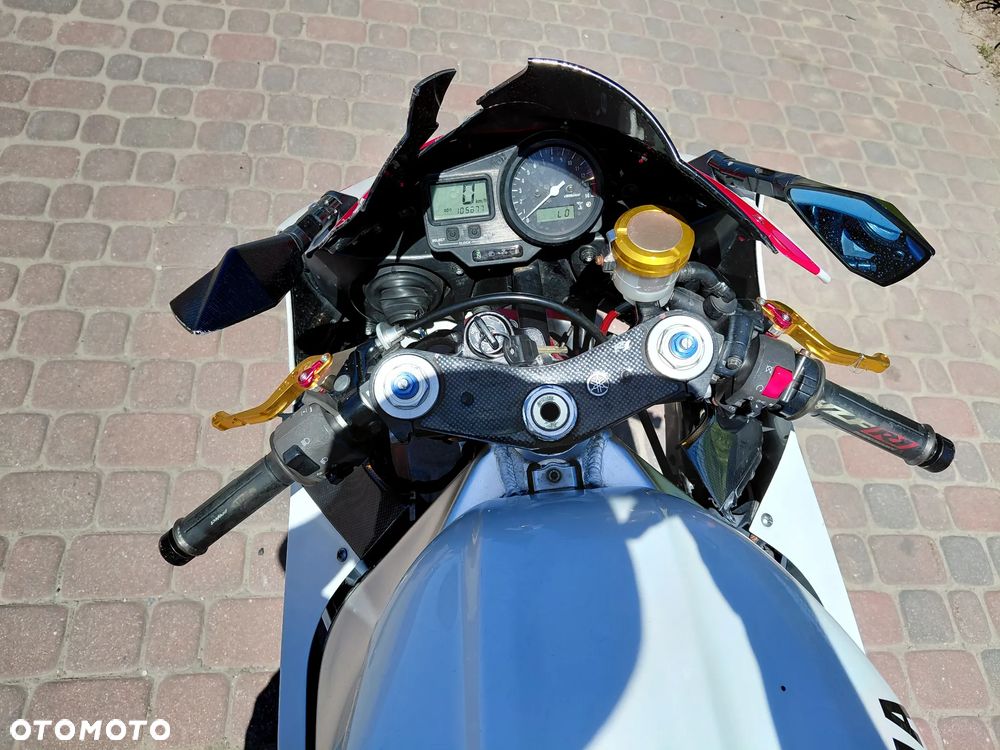 Yamaha R1 - 10