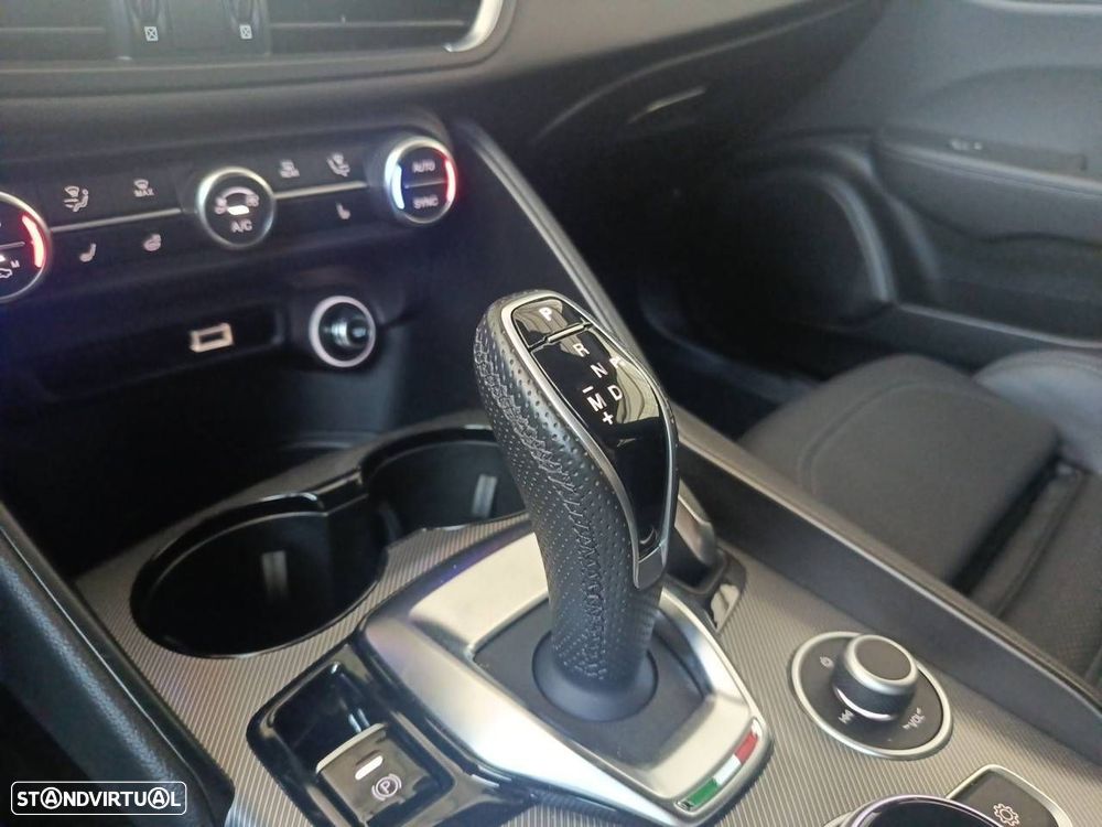 Alfa Romeo Giulia 2.2 D Veloce AT8 AWD — fotografia 21