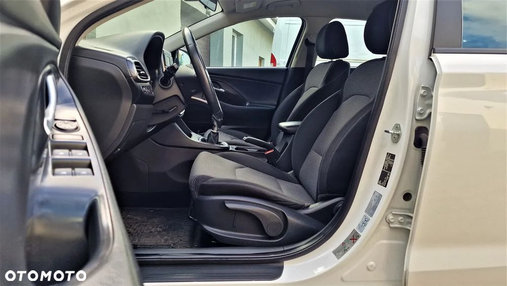 Hyundai i30 1.6 D Classic + - 9