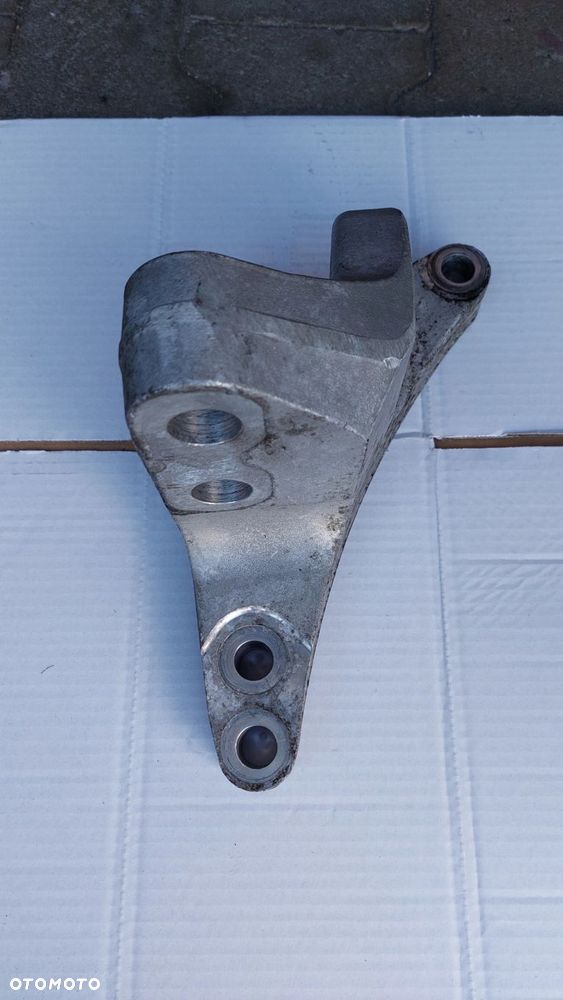 VOLVO FH4 ŁAPA ŁAPY SILNIKA TYŁ TYLNE LEWA - 1