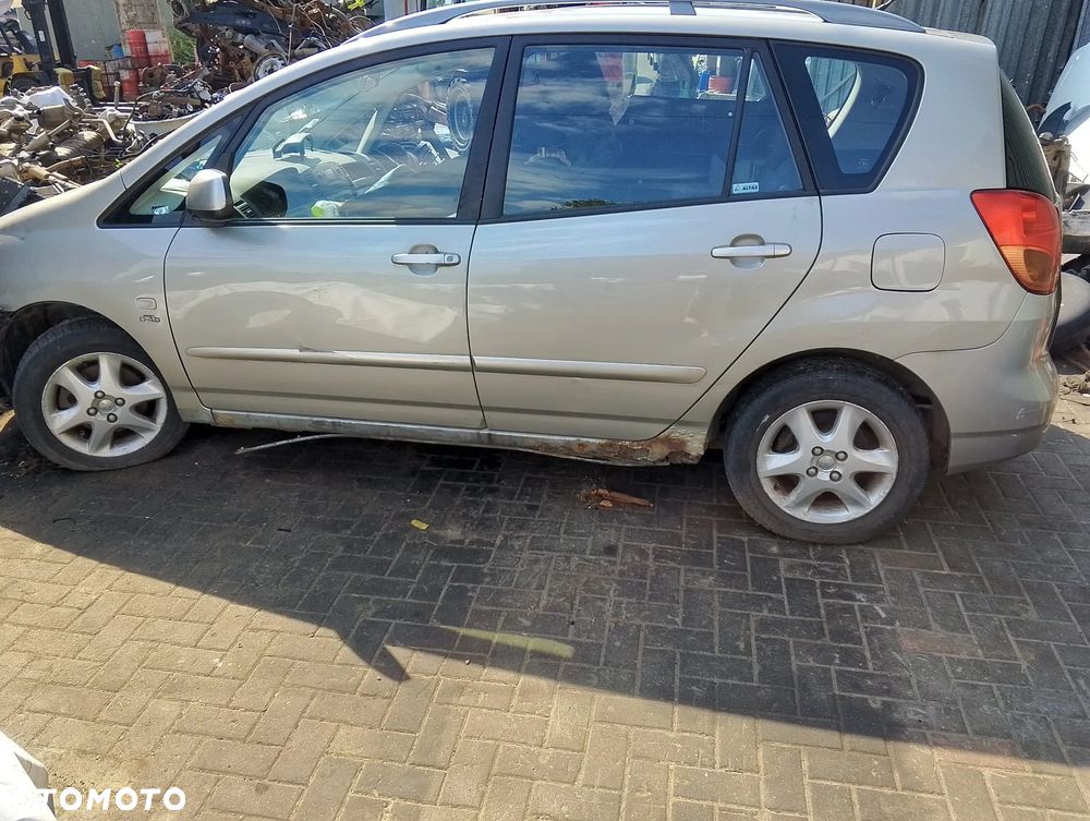Toyota Corolla Verso I (02-04r.) 2.0 D-4D 89KM. Silnik 1CD-FTV Skrzynia  E351 lakier1D9 – Silver Graphite. Cały na części GWARANCJA !!!  Przód Tył Zestaw Komplet Drzwi Klapa Zderzak Błotnik Maska Grill Atrapa Szyba Pas Lampa Lusterko Boczki Fotel Kanapa Kokpit Deska Rozdzielcza Przełącznik Włącznik Sterownik Przewody Wiązka Instalacja Moduł Komputer Czujnik Listwa Pompa Alternator Wtryski Głowica Rozrusznik Kompresor Sprzęgło Dwumas Silnik Skrzynia ABS Klimatyzacji Paliwa Wspomagania Kolektor Turbina Przepustnica Zawór Chłodnica Koło Hak Belka Sanki Zawieszenie Mcpherson Półoś Amortyzator Wydech Tłumik Zacisk Most - 3