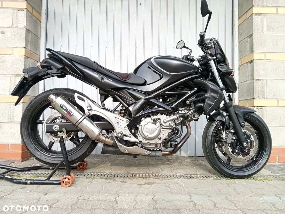 Suzuki Gladius - 1