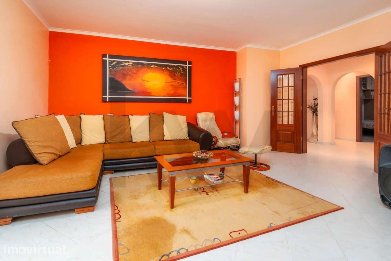 Apartamento T3, com áreas muito generosas com logradouro, localizado e - Grande imagem: 2/21