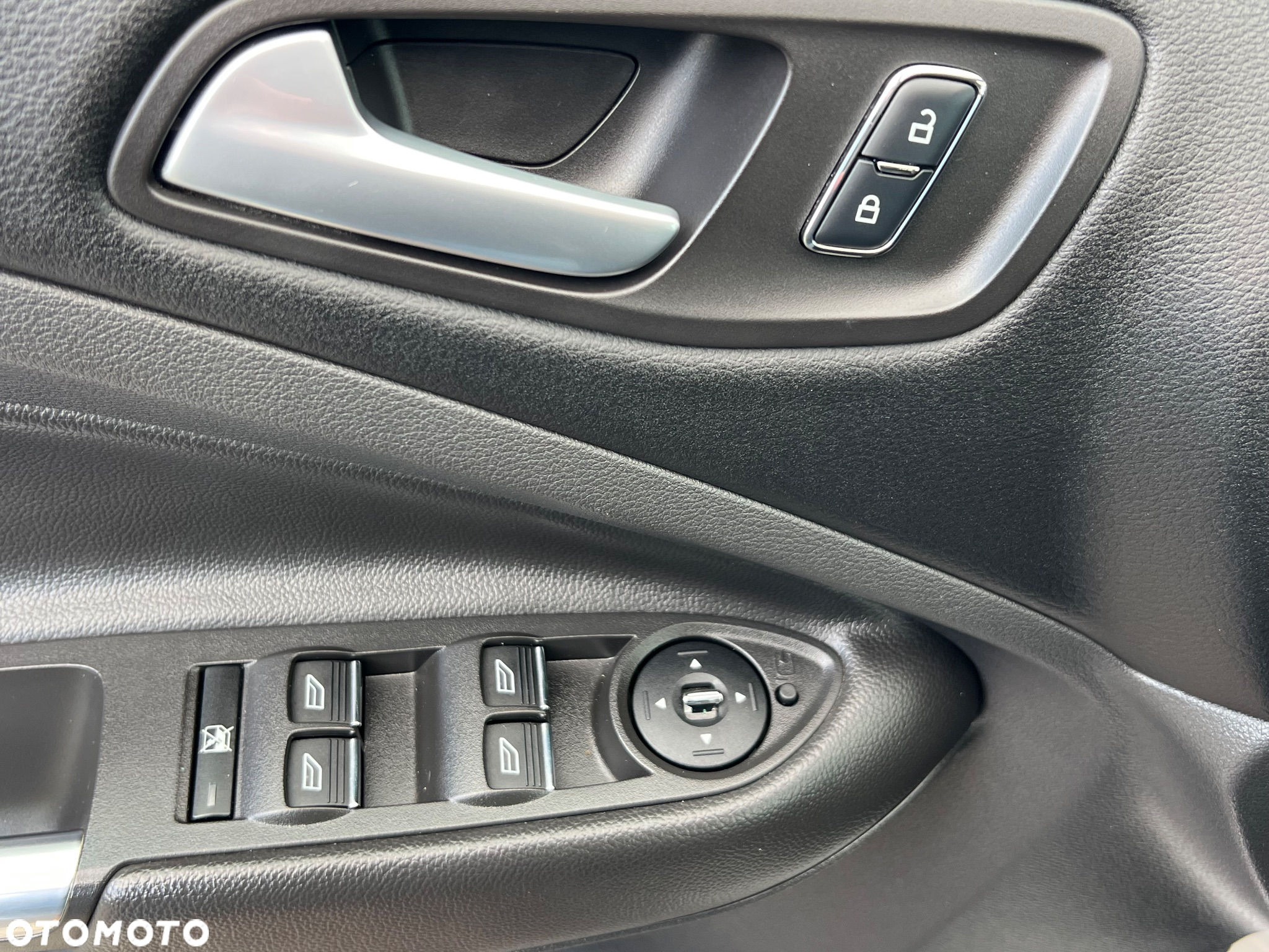 Ford Kuga 1.6 EcoBoost 2x4 Titanium - 24