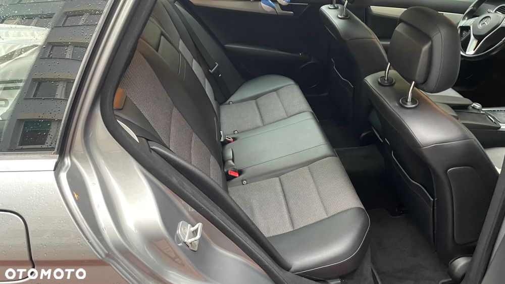 Mercedes-Benz Klasa C 220 T CDI DPF (BlueEFFICIENCY) 7G-TRONIC Avantgarde - 23
