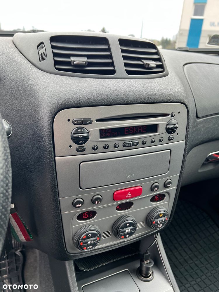 Alfa Romeo 147 1.9 JTD 16V Distinctive - 12