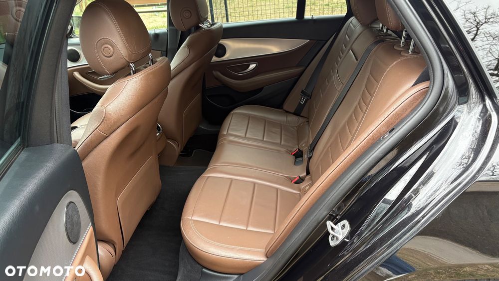 Mercedes-Benz Klasa E 220 d 4-Matic 9G-TRONIC - 25