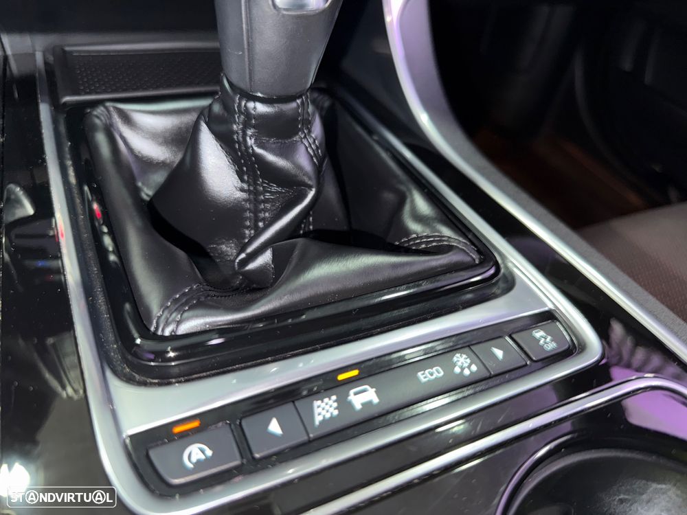 Jaguar XE 2.0 D R-Sport - 13